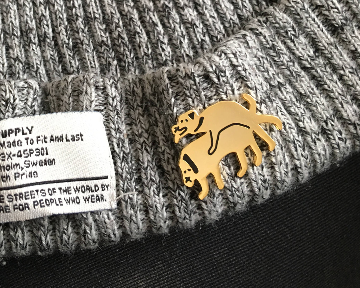 Gold enamel Pin Badge. DOGS IN LOVE.